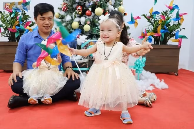 Những hình ảnh đáng yêu, tươi vui của Trúc Nhi - Diệu Nhi trong sáng 17/12 khi đến BV để đón giáng sinh cùng hàng trăm bạn nhỏ tại