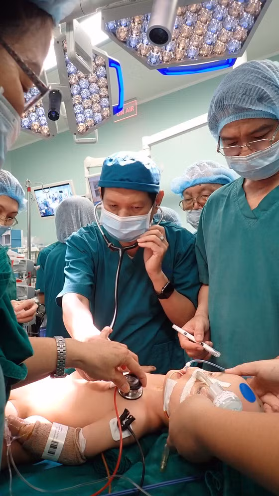 TS BS TRương Quang Định( người đứng giữa) -GĐ BV Nhi đồng thành phố- Trưởng ê kíp mổ ca tách dính .