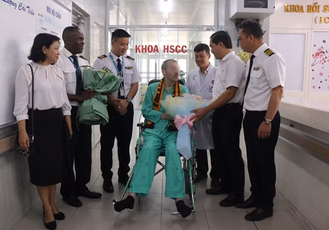 Bệnh nhân 91 chụp hình lưu niệm với đoàn bay của VN Airline