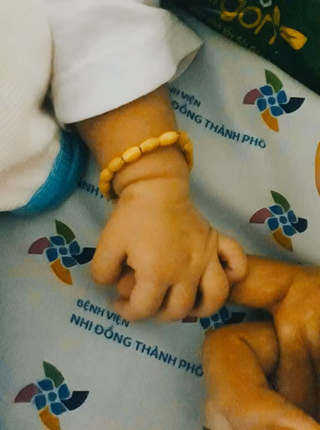 Bé trai được chăm sóc chu đáo, vẫn ăn no, bú kĩ và được xét nghiệm PCR hàng ngày kiểm tra.