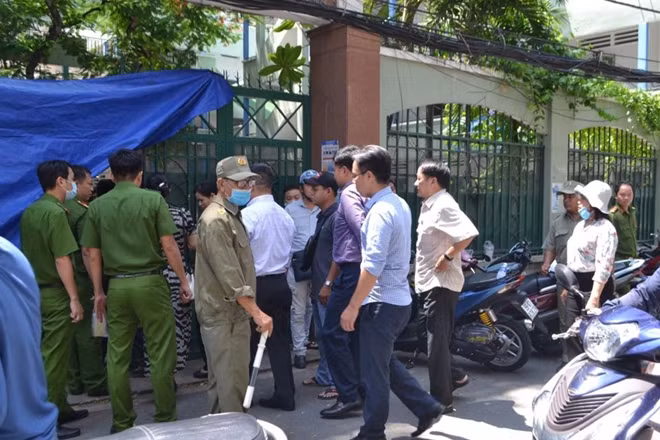 Ngay khi vụ việc xảy ra, lực lượng chức năng liên quan đã có mặt tại trường để lo cấp cứu cho các học sinh và tìm hiểu nguyên nhân vụ việc.