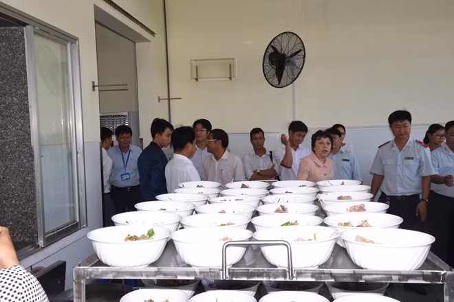 Bếp ăn tập thể tại công ty, xí nghiệp cần giãn số người ăn vào cùng một thời điểm dưới 30 người để phòng chống dịch COVID-19 ( hình minh hoạ). Bếp ăn tập thể tại công ty, xí nghiệp cần giãn số người ăn vào cùng một thời điểm dưới 30 người để phòng chống dịch COVID-19 ( hình minh hoạ).