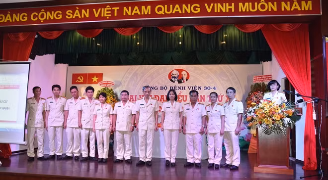 Ban chấp hành đảng bộ khoá XV, nhiệm kỳ 2020-2025 ra mắt tại đại hội.