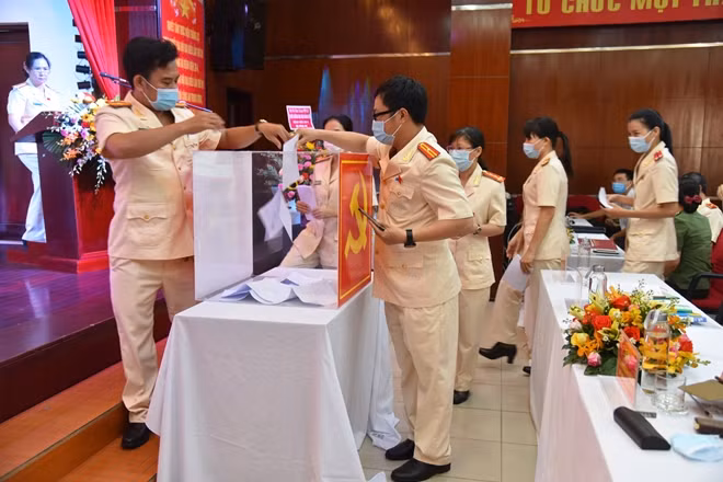 Đại biểu thực hiện bỏ phiếu tại Đại hội.