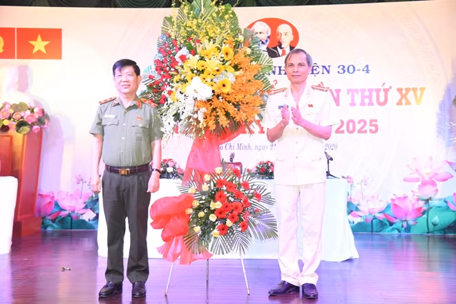 Thay mặt cho đảng uỷ Công an Trung ương, Thứ trưởng Nguyễn Văn Sơn trao tặng Lẵng hoa chúc mừng đại hội tới đảng bộ BV 30/4