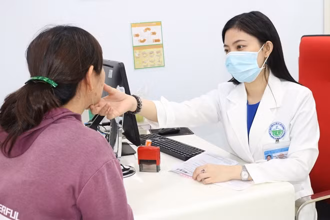 Một bệnh nhân bị tổn hại da do nắng phải điều trị tại Bệnh viện da liễu tuần qua
