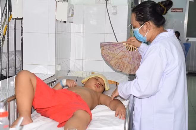 Nhiều trẻ nhập viện tại các bệnh viện Nhi đồng TP Hồ Chí Minh vì nắng nóng dịp này.
