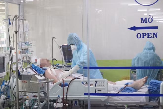 Bệnh nhân đang được các bác sỹ BV Chợ Rẫy chăm sóc tích cực .