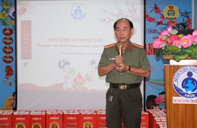Đại tá, Phó Tổng Biên tập Trần Kim Thẩm phát biểu tại buổi trao quà từ thiện tại BV Nhi Đồng 1