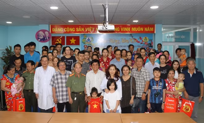 Đoàn công tác báo CAND, đại diện lãnh đạo BV Nhi đồng 1 và các bệnh nhi, cùng thân nhân chụp hình lưu niệm.
