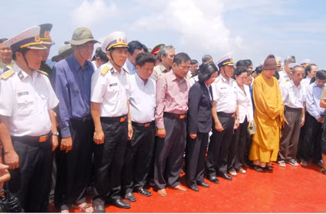 Hằng năm, có nhiều tăng ni, Phật tử ra Trường Sa thăm đảo.