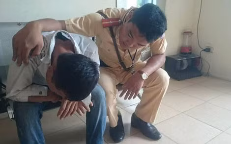 Nam thanh niên có ý định nhảy cầu Chương Dương được các lực lượng CSGT giải cứu.