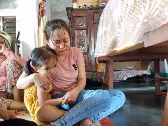 Gia đình anh Trần Long Khải có hoàn cảnh đặc biệt khó khăn, anh mất đi khi hai con còn rất nhỏ cháu bé mới chỉ 13 tháng tuổi, cha mẹ già thường xuyên đau ốm. (Nguồn ảnh: Lê Phi)