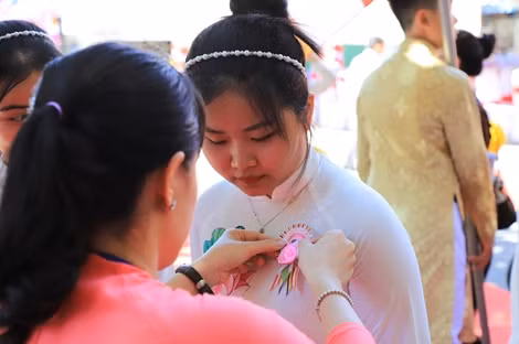 Tặng “Bông hồng cài áo” cho du khách tại Lễ hội Vu Lan báo hiếu 