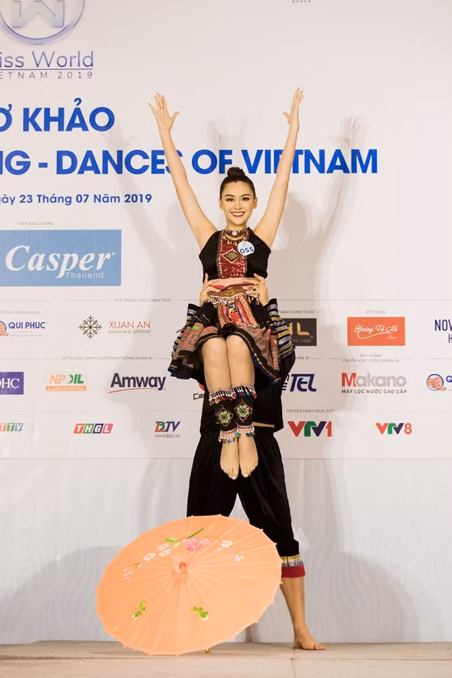 Các thí sinh Miss World xinh đẹp trong phần thi của Dances of Việt Nam.