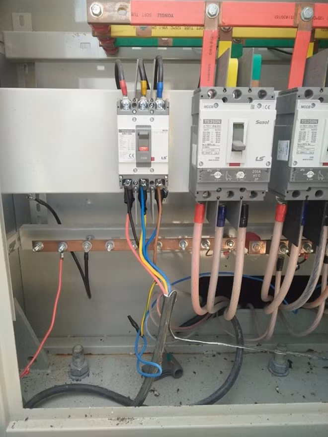 Chỉ trong tháng 10/2019, PC Đà Nẵng đã phát hiện, xử phạt hàng chục triệu đồng đối với các chủ thầu xây dựng, chủ nhà hàng kinh doanh có hành vi vi phạm, hưởng lợi trái phép giá điện. (ảnh PC Đà Nẵng)
