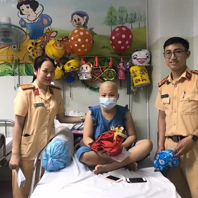 Những hình ảnh xúc động, ấm áp của các chiến sĩ CSGT Đà Nẵng cùng các bệnh nhi Ung bứu Đà Nẵng trong đêm phá cổ Trung thu đặc biệt.
