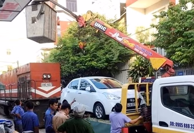 Đoạn đường sắt nội bộ vào ga Đà Nẵng thường xuyên bị các tài xế thiếu ý thức đậu đỗ, cản trở giao thông. (Ảnh: HH)