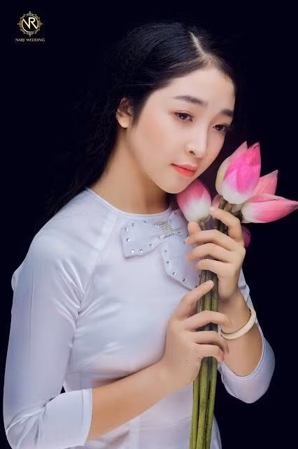 Không chỉ là Quán quân Giọng hát việt Nhí – The Voice Kid, bé Hồng Minh là ca sĩ nhí được biết đến với nhiều vai trò như đại sứ dự án Hành trình kết nối yêu thương của Quỹ Bảo vệ trẻ em Việt Nam và được vinh danh là một trong 20 công dân tiêu biểu của TP Đà Nẵng.