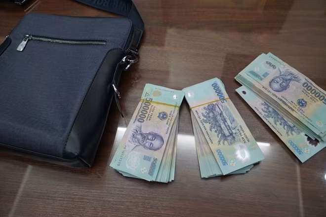 Từ đầu năm đến nay, Đà Nẵng ghi nhận nhiều trường hợp tài xế taxi trao lại tài sản có giá trị lớn cho du khách bị bỏ quên.