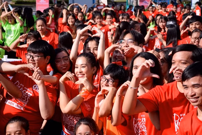 Hoa hậu Tiểu Vy cùng hàng nghìn bạn trẻ tại Đà Nẵng “Nhảy! vì sự tử tế" - Dance for Kindness.