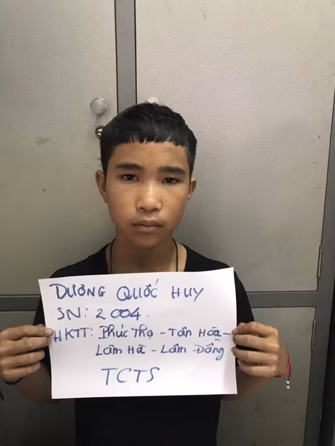 Nhóm trộm cắp tài sản du khách nước ngoài bị tạm giữ tại công an quận Sơn Trà.