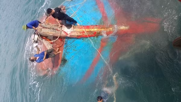 Đến trưa ngày 17/10, do thời tiết tại Cù Lao Chàm rất xấu, sóng to, nên việc trục vớt tàu cá QNg 97459 TS chìm gặp rất nhiều khó khăn. (ảnh Minh Hải).