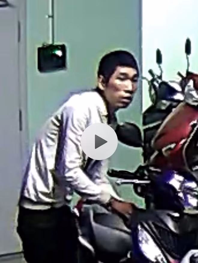 (ảnh trích xuất camera) Kẻ trộm táo tợn là Nguyễn Phi Hùng cuỗm 80 triệu đồng trong cốp xe máy của bác sĩ N.V.V để mua ma túy, nạp tài khoản game online và tiêu xài cá nhân.