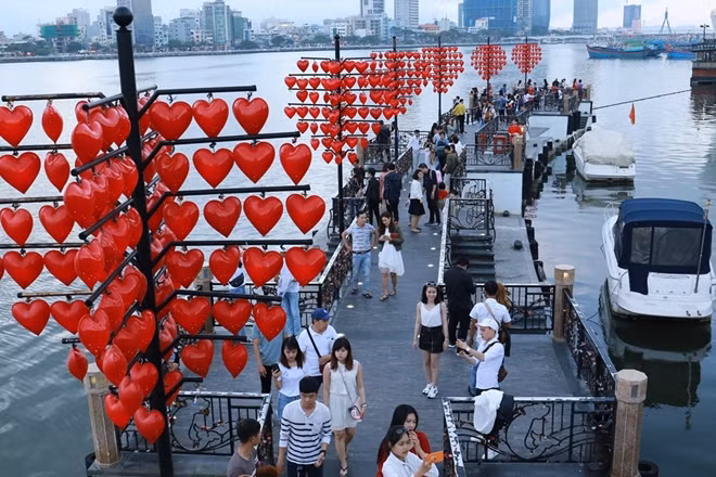 Điểm nổi bật nhất là từ cầu tình yêu có thể nhìn trọn vẹn những công trình nổi tiếng ở thành phố như: Cầu Rồng, cầu Sông Hàn, tòa nhà hành chính, tượng Cá chép hóa rồng…