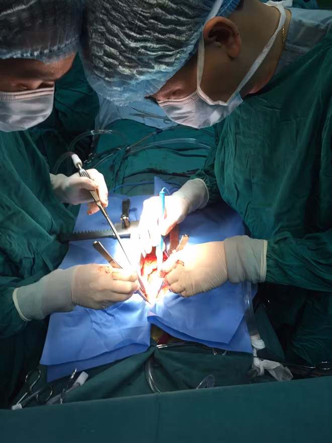 Lần đầu tiên ê kíp của Bệnh viện Đà Nẵng kết hợp chuyên gia người nước ngoài tạo hình thành công toàn bộ van động mạch chủ bằng màng tim tự thân (phương pháp Ozaki).