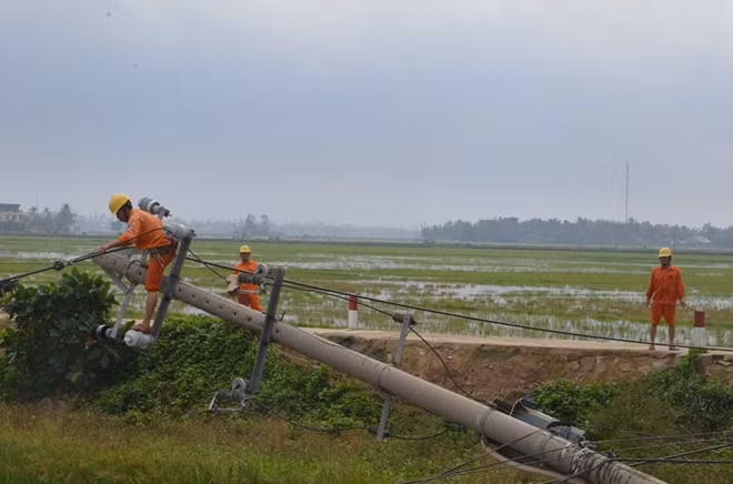 EVN CPC khẩn trương triển khai lực lượng để xử lý, khôi phục cấp điện phục vụ cho người dân bị mất điện tại các tỉnh thành.