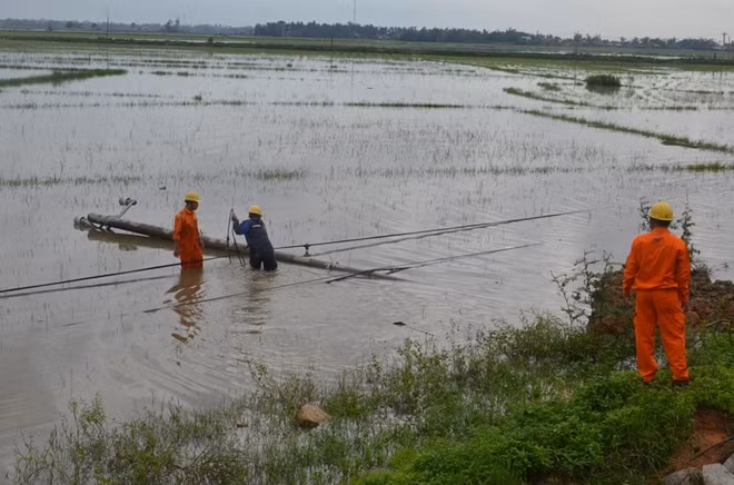 Dự kiến đến 19h00 trong ngày 31-10, EVNCPC sẽ khôi phục cấp điện hoàn toàn cho người dân tại 4 tỉnh thành chịu thiệt hại do mưa lũ số 5.