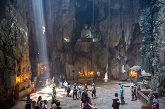 Chỉ trong 4 ngày lễ Tết dương lịch 2019, Danh thắng Ngũ Hành Sơn đã đón trên 7.330 lượt khách đến tham quan, trong đó khách quốc tế trên 4.400 lượt.