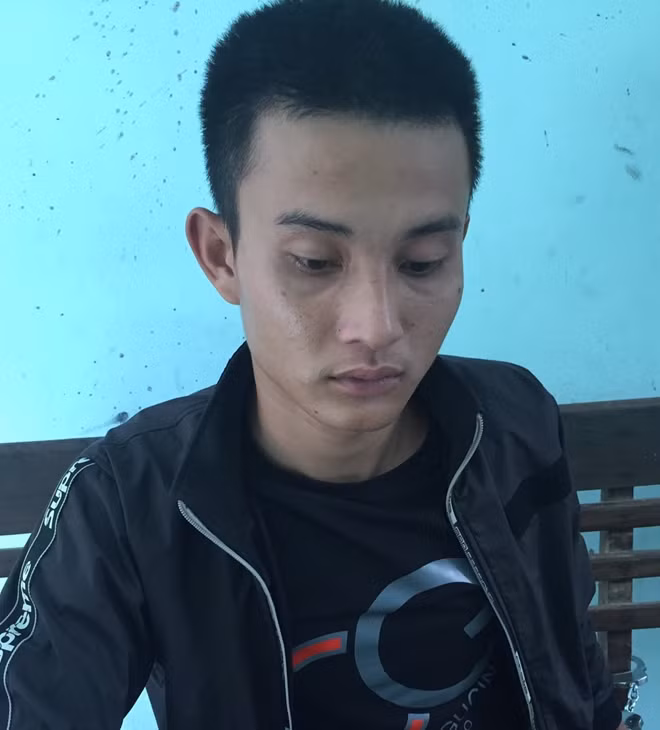 Đối tượng Trần Văn Khanh cùng chiếc xe máy tang vật
