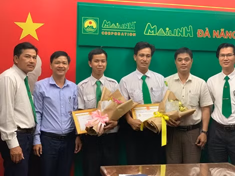 Khen thưởng tài xế taxi trả lại tài sản cho du khách bỏ quên 