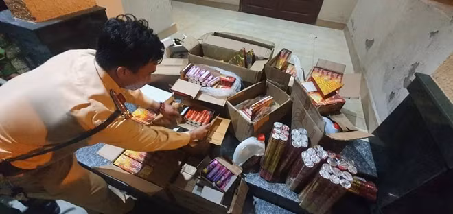 CSGT trạm Cửa ô Hòa Phước phát hiện 100 hộp pháo điện và nhiều thùng rượu vang không có nguồn gốc xuất xứ trên xe xe tải BKS: 92C - 157…