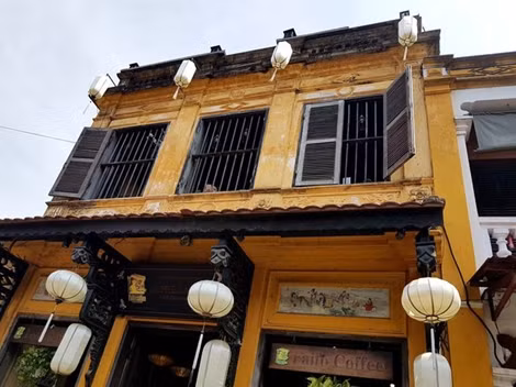 Đề nghị nhà thiết kế gỡ bỏ hình ảnh cựu hoa hậu ngồi trên nóc phố cổ ảnh 4