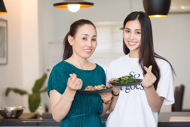 Trong ngày quốc tế Phụ nữ 8/3, đối với Hoa hậu Tiểu Vy và tất cả những người con hiếu thảo khác thì người phụ nữ đẹp nhất, xứng đáng nhận được tình cảm yêu thương trân trọng nhất chính là mẹ của mình.