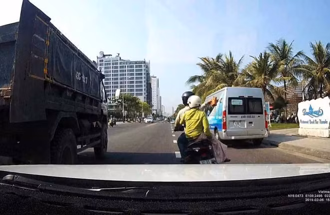 Hình ảnh cặp vợ chồng Mai – Dung dùng gạch ném xe ô tô tải đang lưu thông trên đường bị camera hành trình ghi lại.