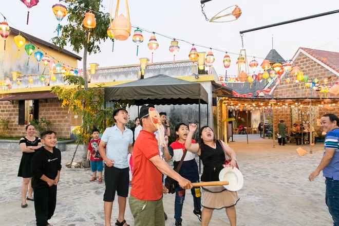 Tết Nguyên Tiêu là dịp để người dân và du khách được trải nghiệm nét đẹp văn hóa độc đáo của Hội An, từ đó góp phần bảo tồn và phát huy các giá trị văn hóa dân gian.