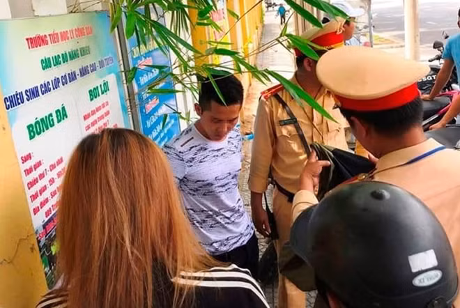 Nam thanh niên vi phạm TTATGT còn lao thẳng xe máy, gây thương tích cho chiến sĩ CSGT đang làm nhiệm vụ. (Ảnh: HH)