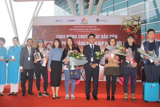 Những du khách chuyến bay đầu tiên xuống sân bay quốc tế Đà Nẵng dịp Tết Dương lịch 2019 được chào đón nồng nhiệt.