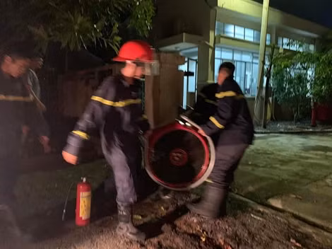 Trắng đêm khắc phục sự cố điện cho người dân