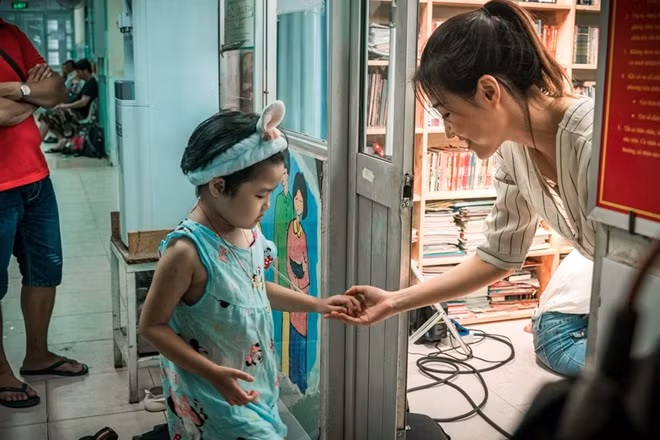 Các thí sinh Miss World Việt Nam với nụ cười tươi cùng tấm lòng nhân hậu đích thân tham gia giảng dạy một lớp học đặc biệt mà xung quanh đầy những bình truyền nước biển.