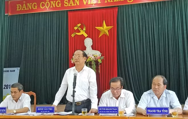 (ảnh NP): Ông Đinh Văn Thu, Chủ tịch UBND tỉnh Quảng Nam trực tiếp đối thoại với đại diện của hơn 1.000 người dân.