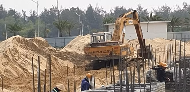 Đội Kiểm tra quy tắc đô thị Điện Bàn đã lập biên bản Công ty CP ĐT&PT Đô thị Dana Home Land vì có hành vi tổ chức thi công xây dựng khu đô thị số 6 thuộc khu đô thị mới Điện Nam - Điện Ngọc (phường Điện Ngọc, thị xã Điện Bàn) khi không có giấy phép xây dựng.