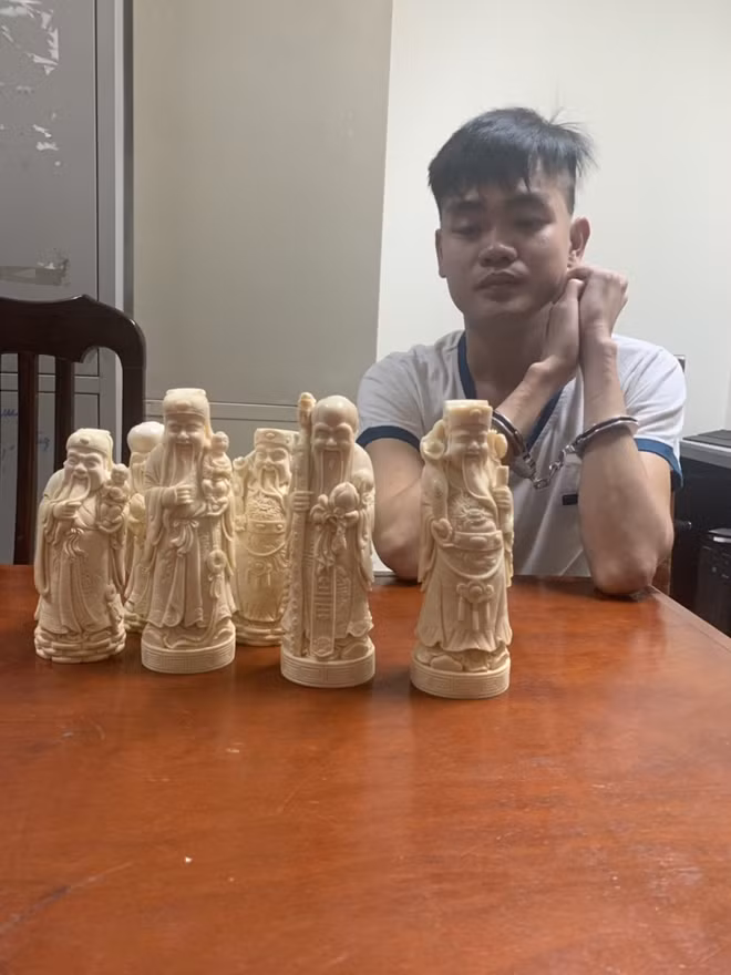 Một đối tượng rao bán sản phẩm ngà voi và ĐVHD trên mạng xã hội bị người dân phát hiện báo đường dây nóng ENV.