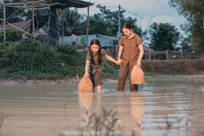 "Mẹ tôi" là một MV đầy xúc động về tình mẫu tử với những cảnh quay đẹp dung dị, gây thương nhớ cho người xem tại một làng quê ở xã Hòa Tiến, huyện Hòa Vang, TP Đà Nẵng.