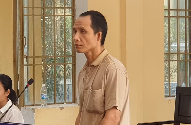 Bị cáo A Lăng Lập tại tòa.