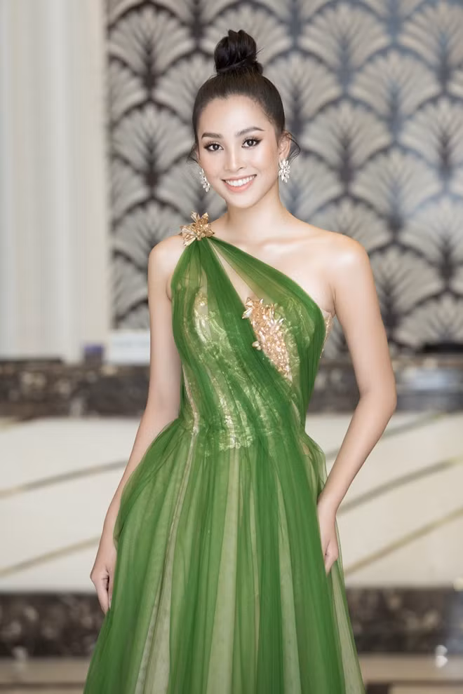 Hoa hậu Trần Tiểu Vy hính thức đảm nhiệm vai trò Đại sứ Lễ hội Hang động Quảng Bình năm 2019 với chủ đề 'Quảng Bình - Bí ẩn bất tận' .